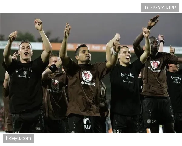 美因茨门将点球神勇扑救助球队逆转，状态回暖成焦点