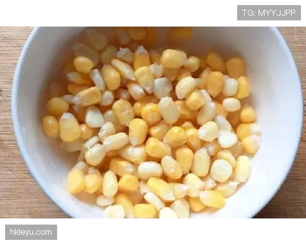 刘洋训练完直接啃生鸡胸肉，这自律看得我饭都吃不香了